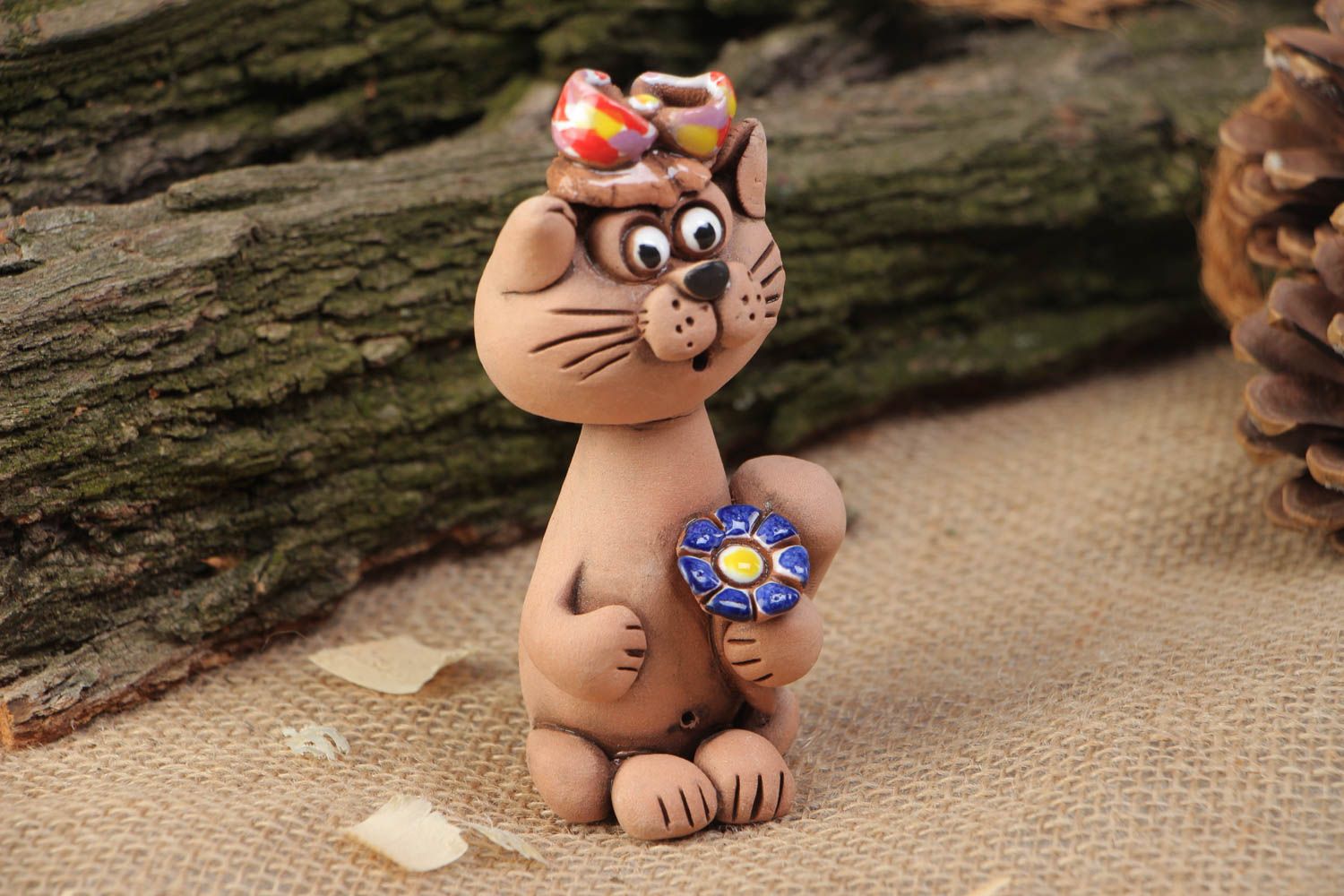 Фигурка кошки из глины расписанная красками маленькая красивая ручной работы фото 1