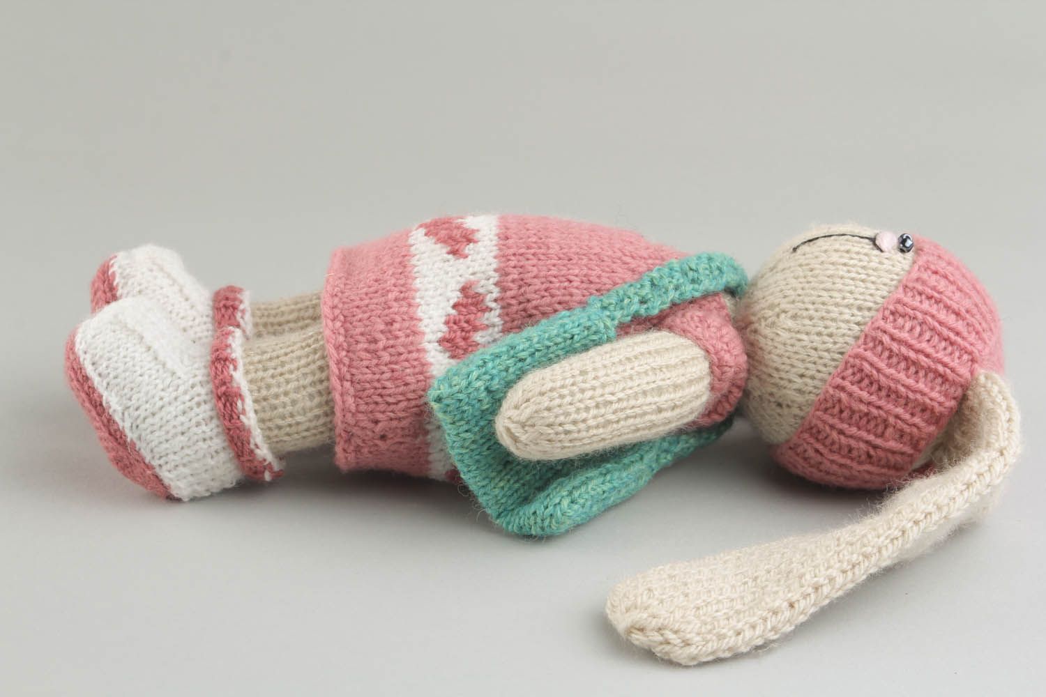 Brinquedo de mala Lebre têxtil feito à mão de tecido para decoração do interior de materiais naturais  foto 3