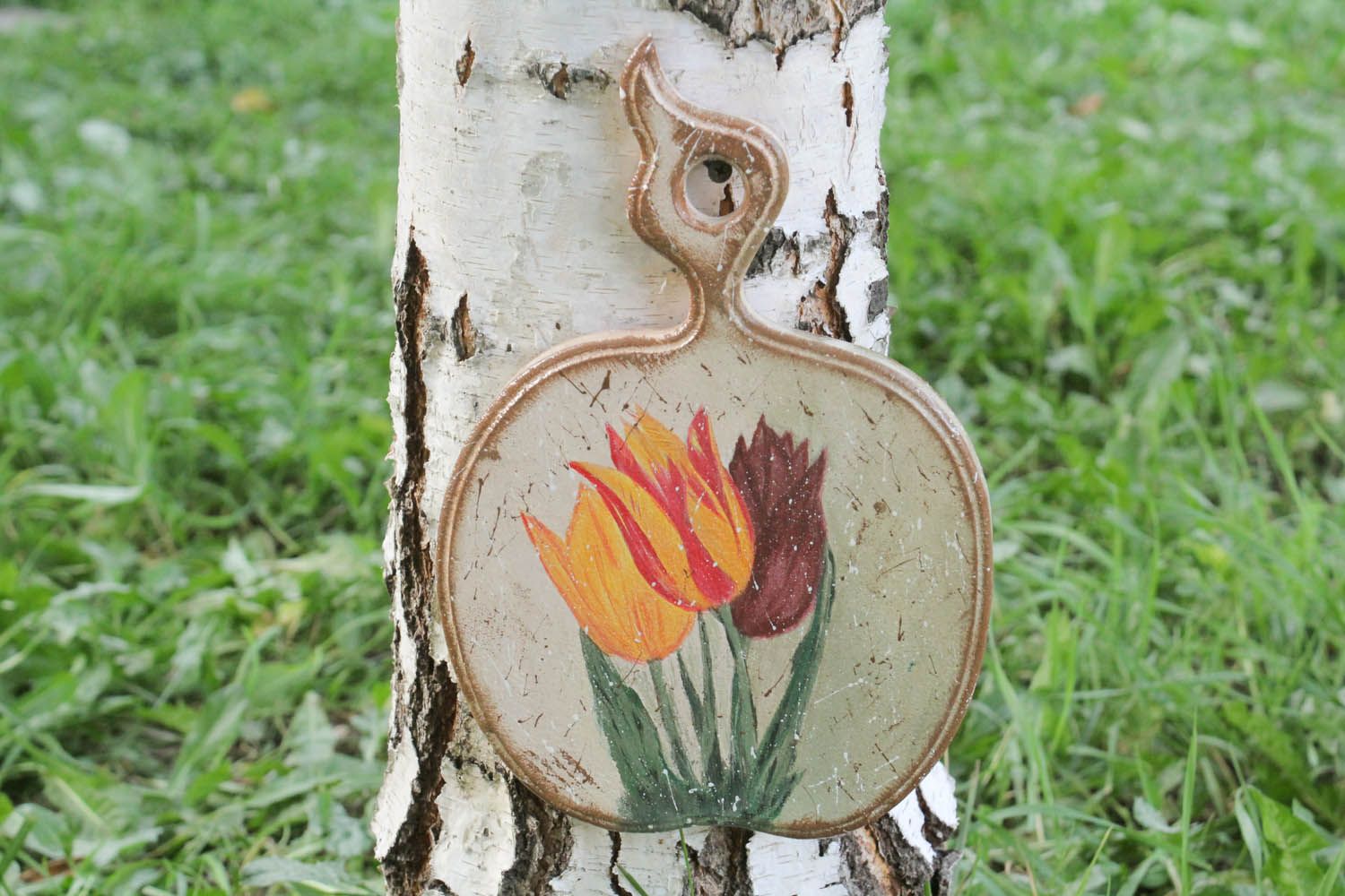Tábua de corte decorativa feita de madeira de faia pintada com tintas acrílicas foto 1