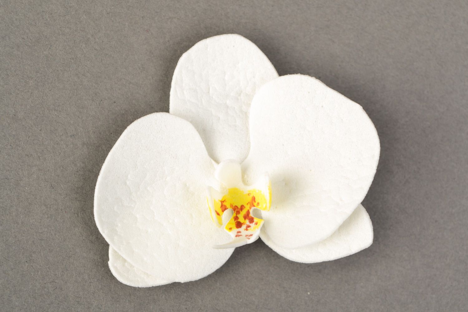 Небольшая заколка для волос из фоамирана в виде орхидеи фото 5