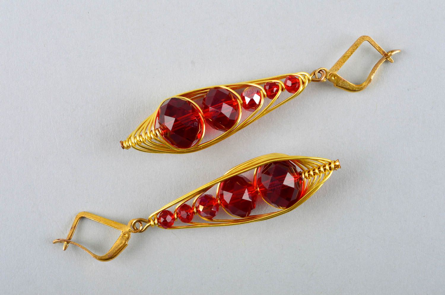 Красивые серьги ручной работы длинные сережки с красными бусинами модные серьги фото 4
