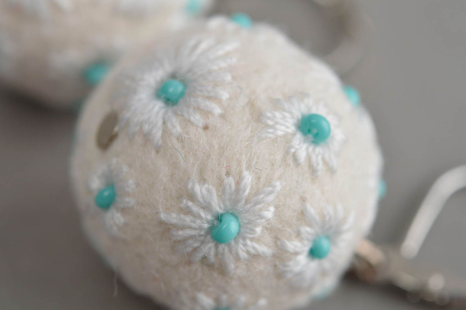 Boucles d'oreilles boules blanches en laine naturelle feutrée faites main photo 5