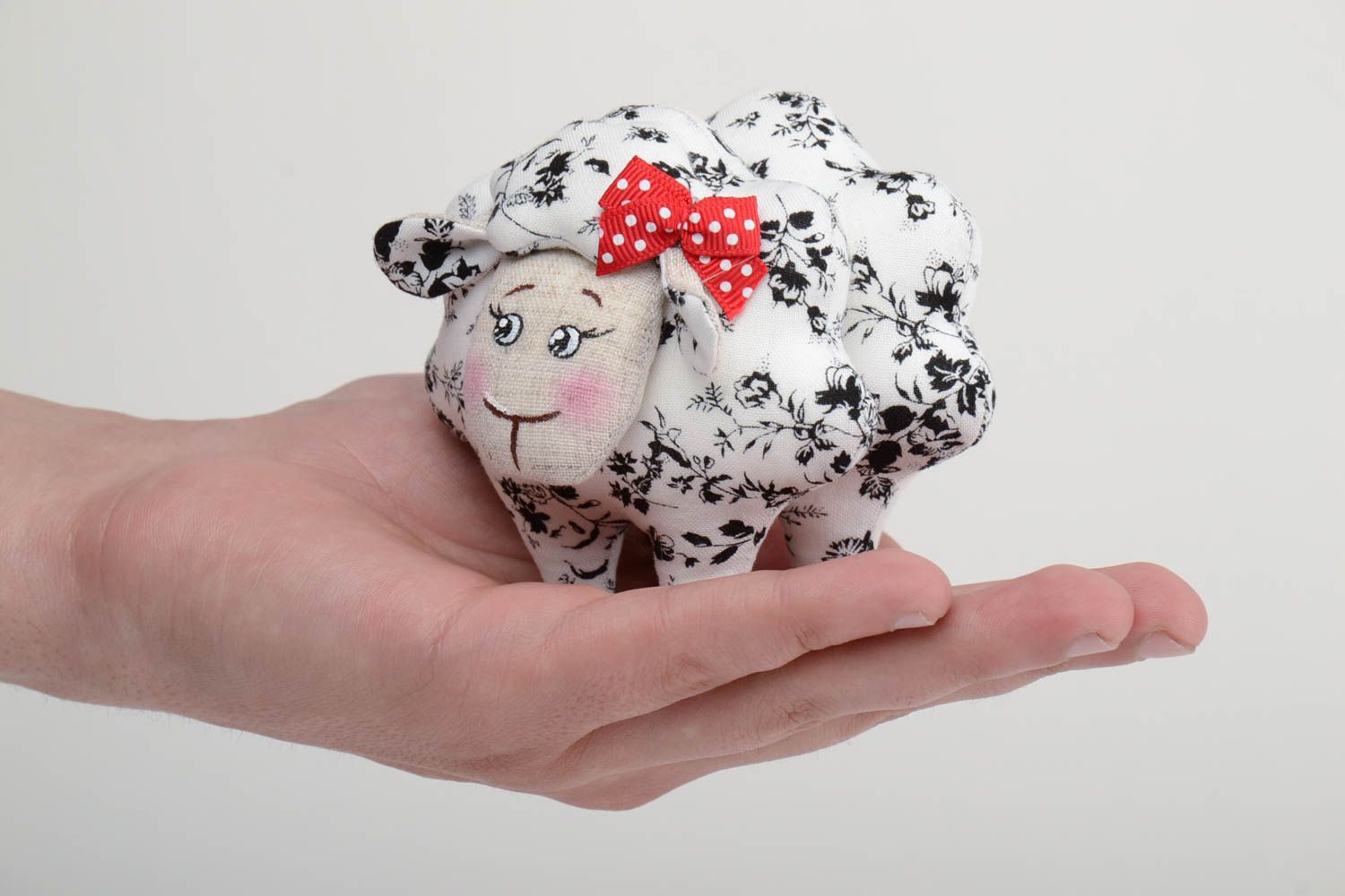 Handmade Stofftier Schaf aus Lein mit Glöckchen und Ripsbändern für Kinder  foto 5