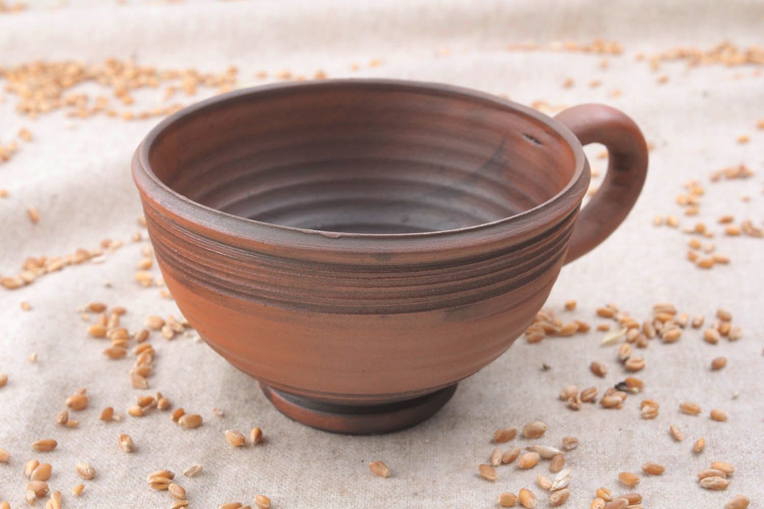 Handgemachte braune Tasse aus Keramik foto 1