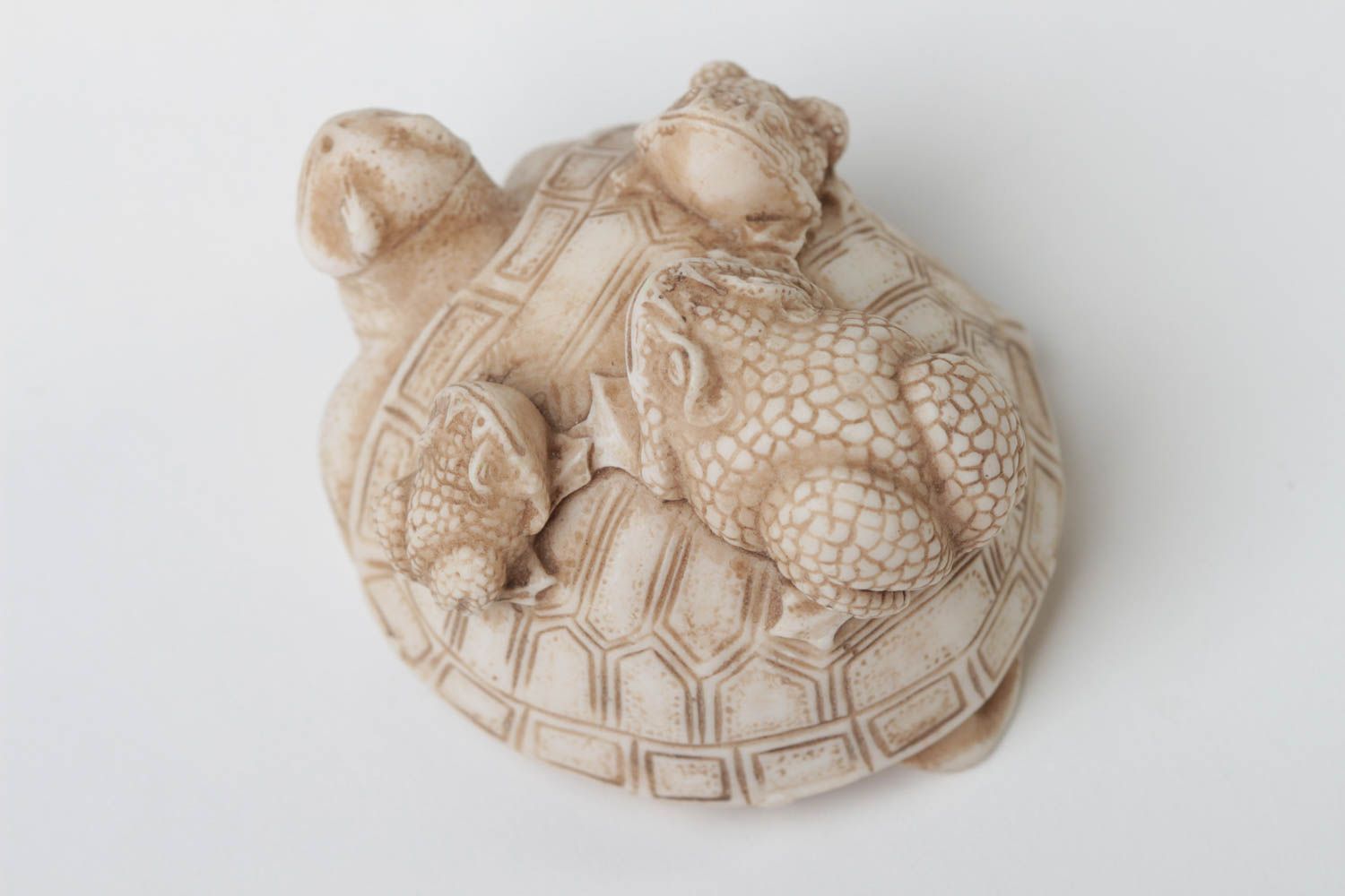 Статуэтка из полимерной смолы ручной работы Черепаха с жабами сувенир на подарок фото 4