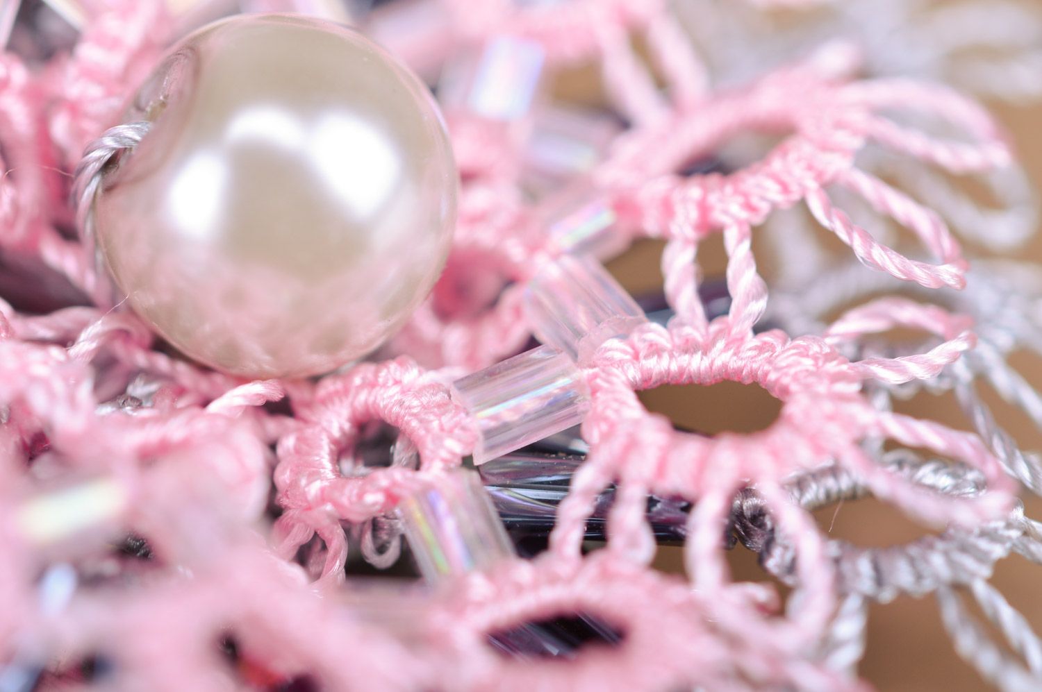 Текстильная брошь в виде серо-розового цветка ручной работы в технике фриволите фото 4
