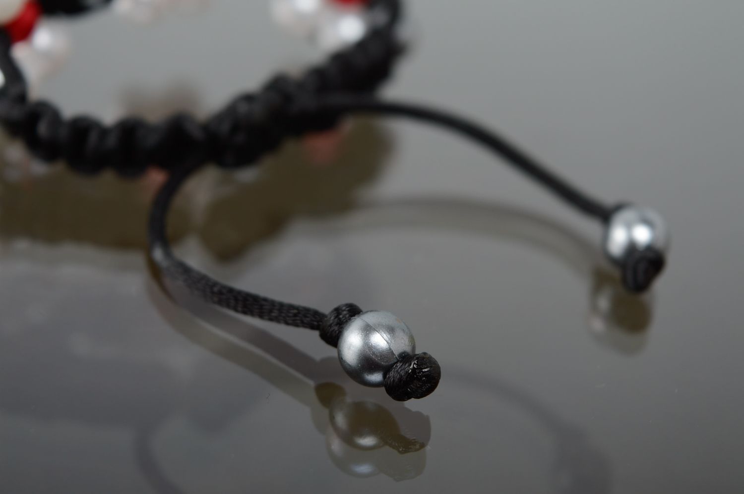 Bracelet technique macramé en lacet ciré et perles d'argile peintes fait main photo 4