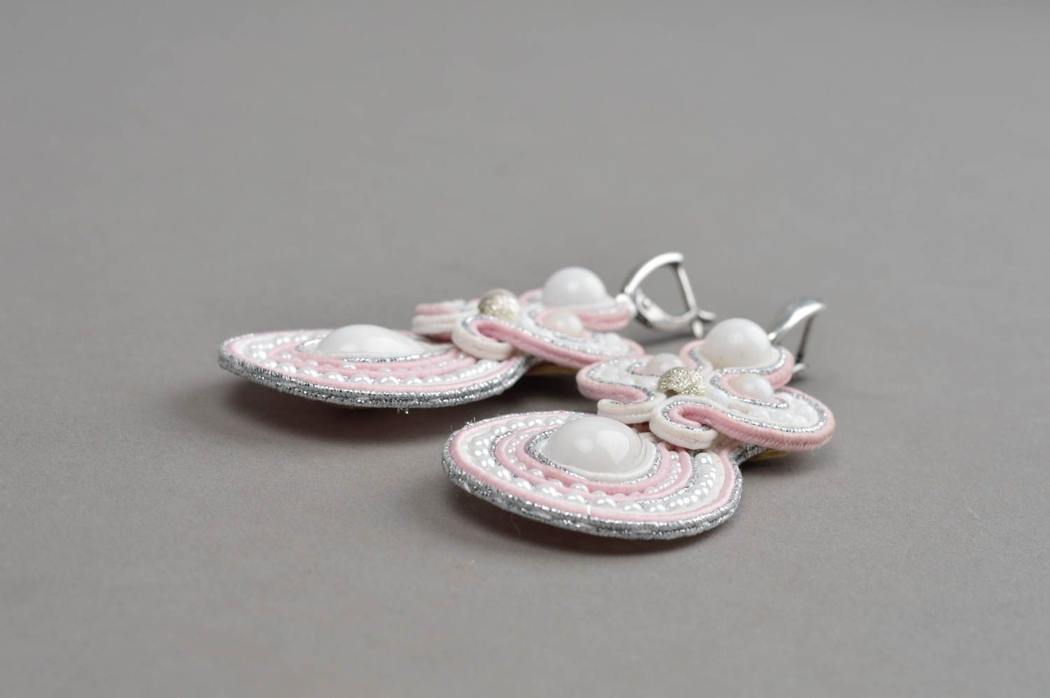 Boucles d'oreilles textiles blanc-rose soutache pendantes faites main Tendresse photo 3