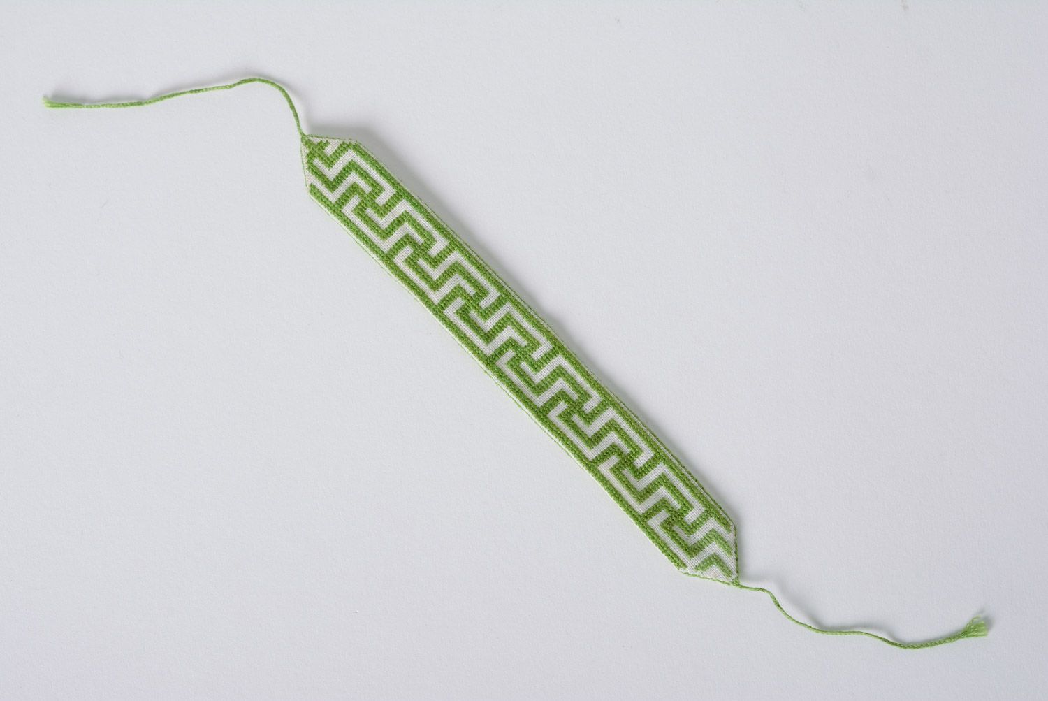 Браслет с вышивкой крестиком тканевый ручной работы белый с зеленым авторский фото 3