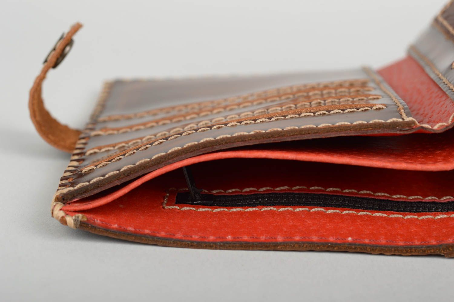 Schönes elegantes braunes handgemachtes Portemonnaie aus Leder mit Mustern foto 3