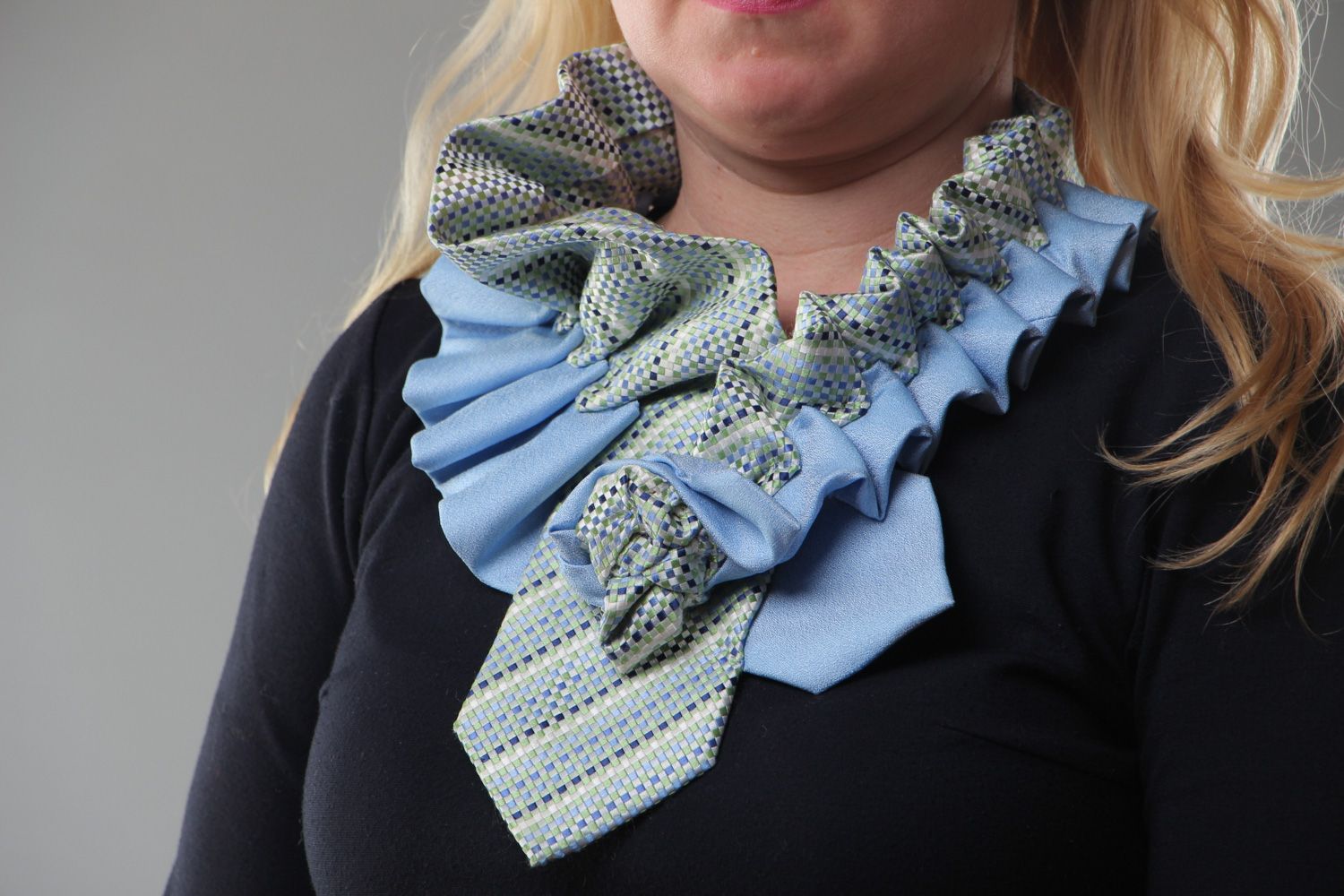 Текстильное колье из галстука голубое необычное шейное украшение фото 5