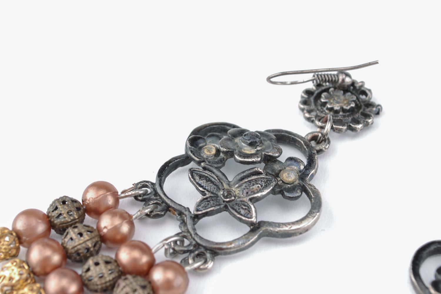 Ohrringe aus Metall mit Perlen foto 3