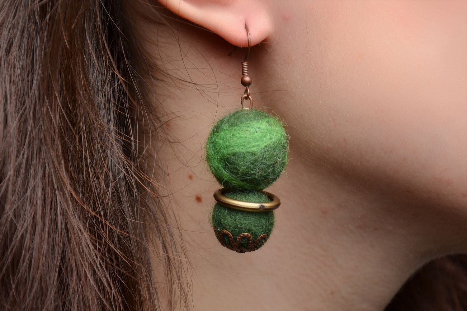 Boucles d'oreilles en laine feutrée vertes  photo 2