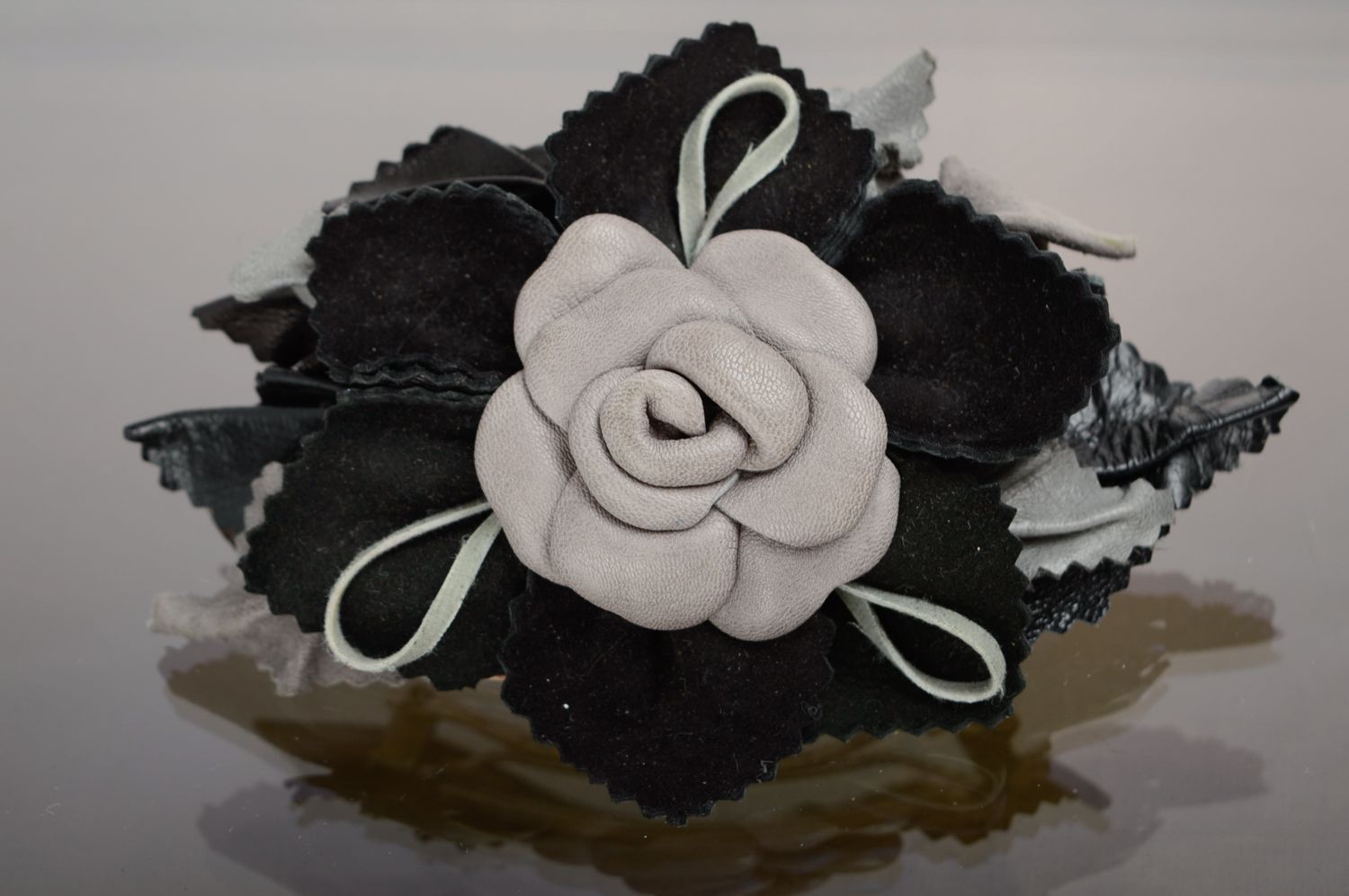 Barrette faite main originale en cuir Fleur noir blanc photo 1