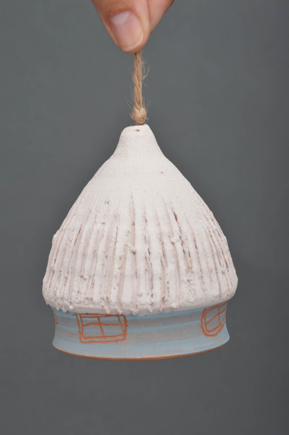 Campana artesanal de decoración con forma de casita blanca colgante de cerámica  foto 3