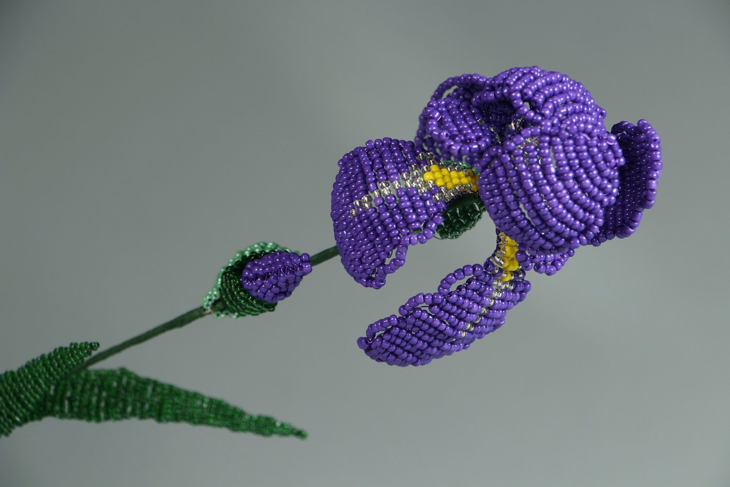 Декоративный цветок из бисера Ирис фото 3