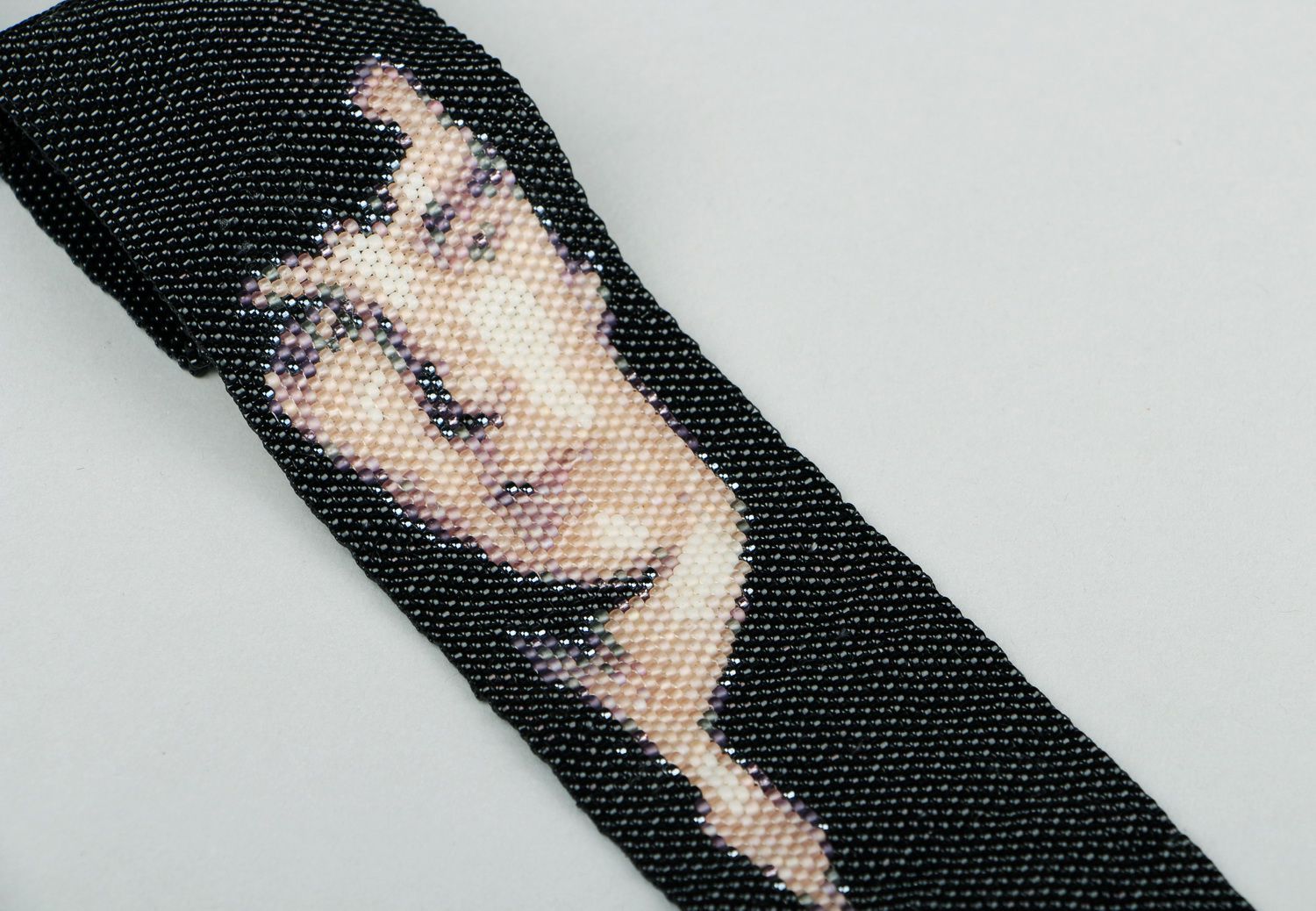 Gravata de miçangas Sherlock foto 2