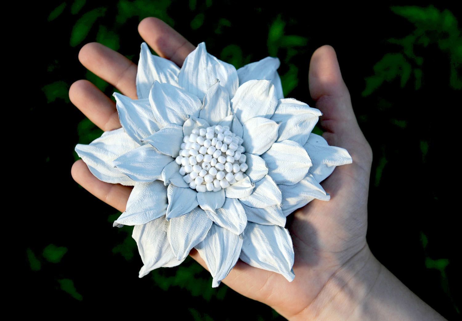 Белая брошь-цветок из кожи фото 5