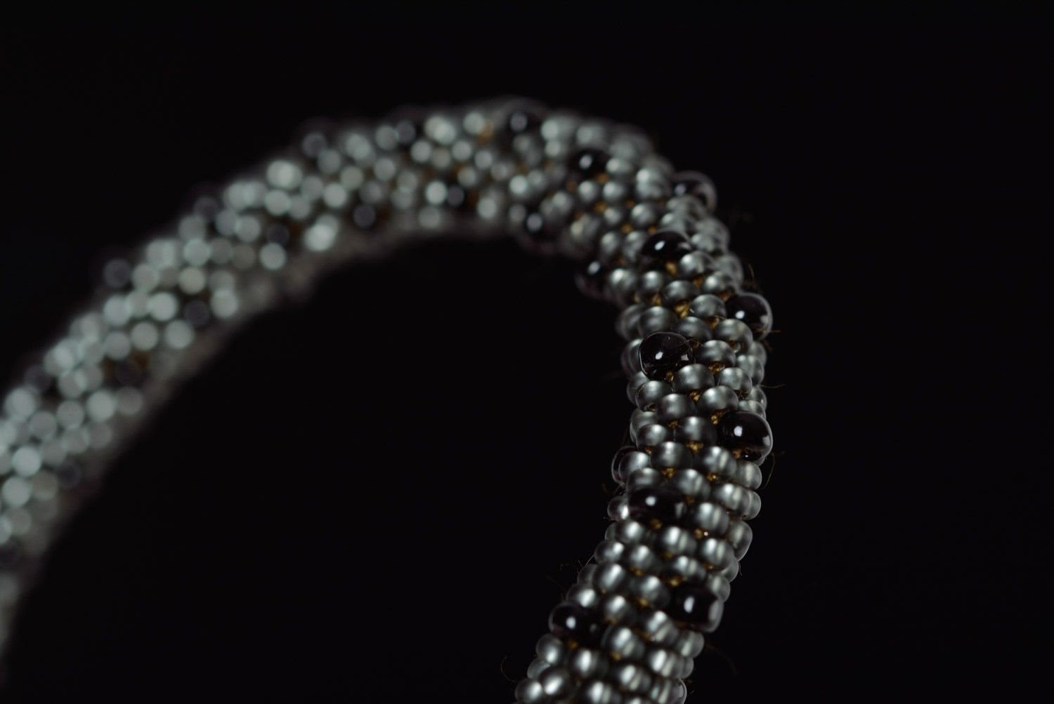 Schwarzes künstlerisches Damen Armband Litze aus Glasperlen und Schnur handmade  foto 3