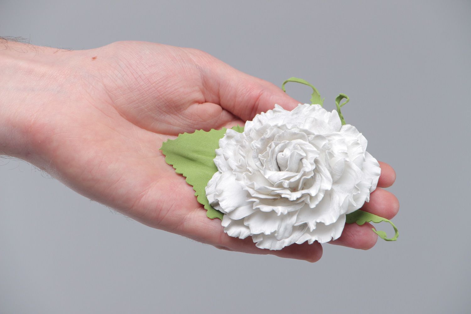 Брошь-заколка из пластичной замши ручной работы в виде пышного белого цветка фото 5