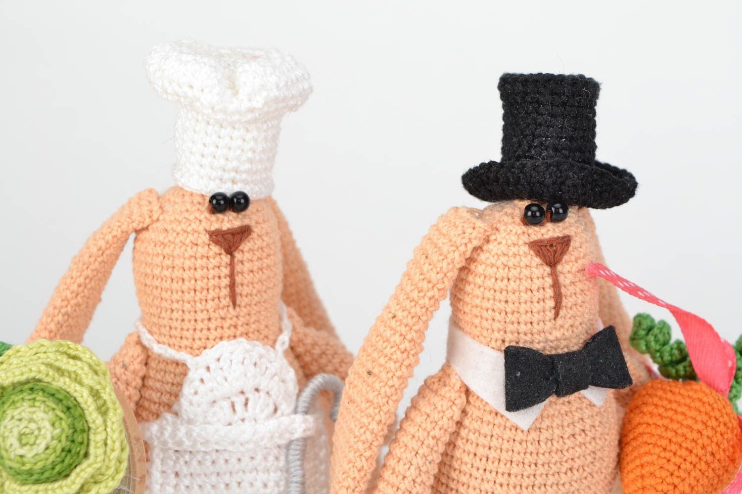 Gehäkelte Kuscheltiere Hasen aus Baumwolle handmade 2 Stück Gentleman und Koch  foto 4
