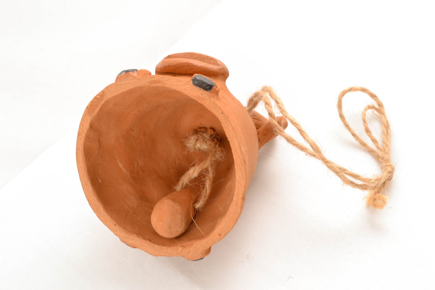 Campanilla cerámica modelada con forma de vaca foto 3