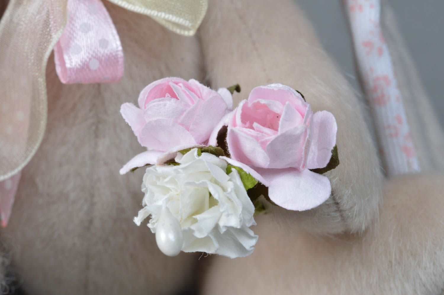 Handmade Kuscheltier Hase aus Kunstpelz mit langen Ohren und Blumen foto 1