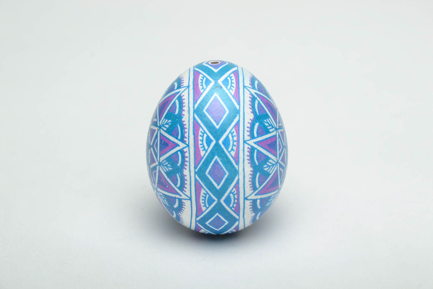 Oeuf de Pâques peint bleu fait main décoratif avec ornement traditionnel photo 3