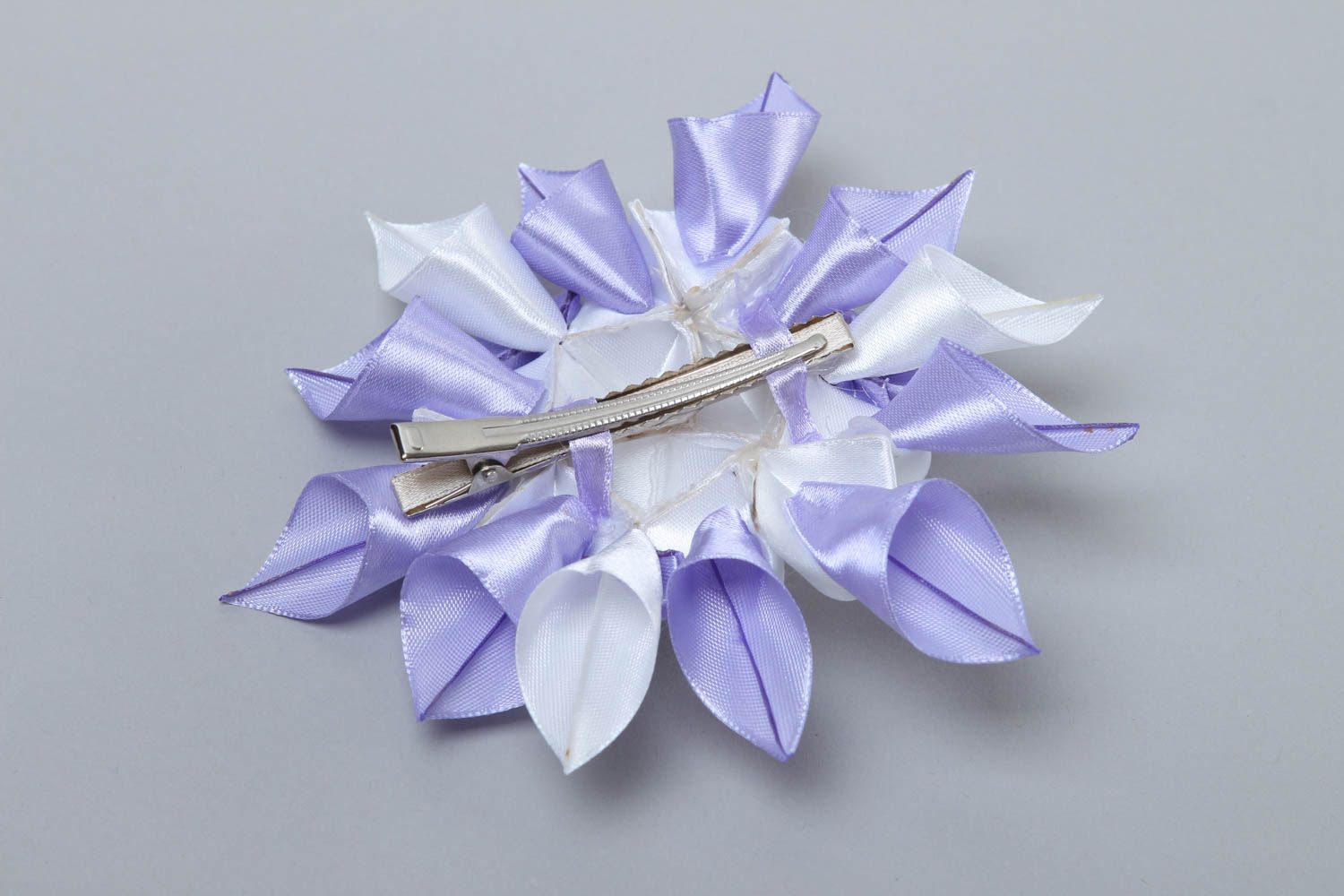 Barrette à cheveux fleur fait main blanc lilas en rubans Accessoire fille photo 4