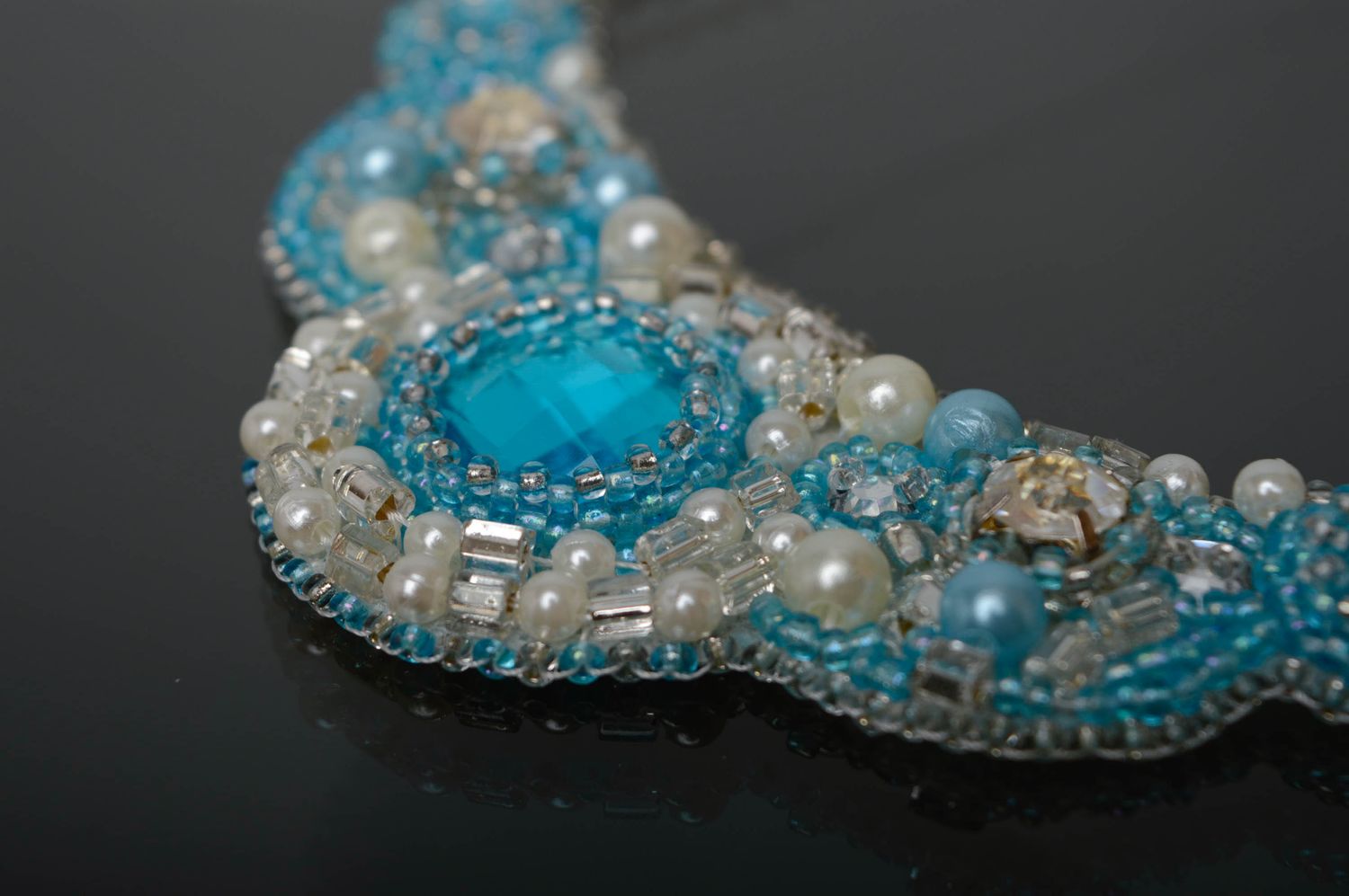 Collier en perles de rocaille et perles fantaisie blanc et bleu ciel photo 5