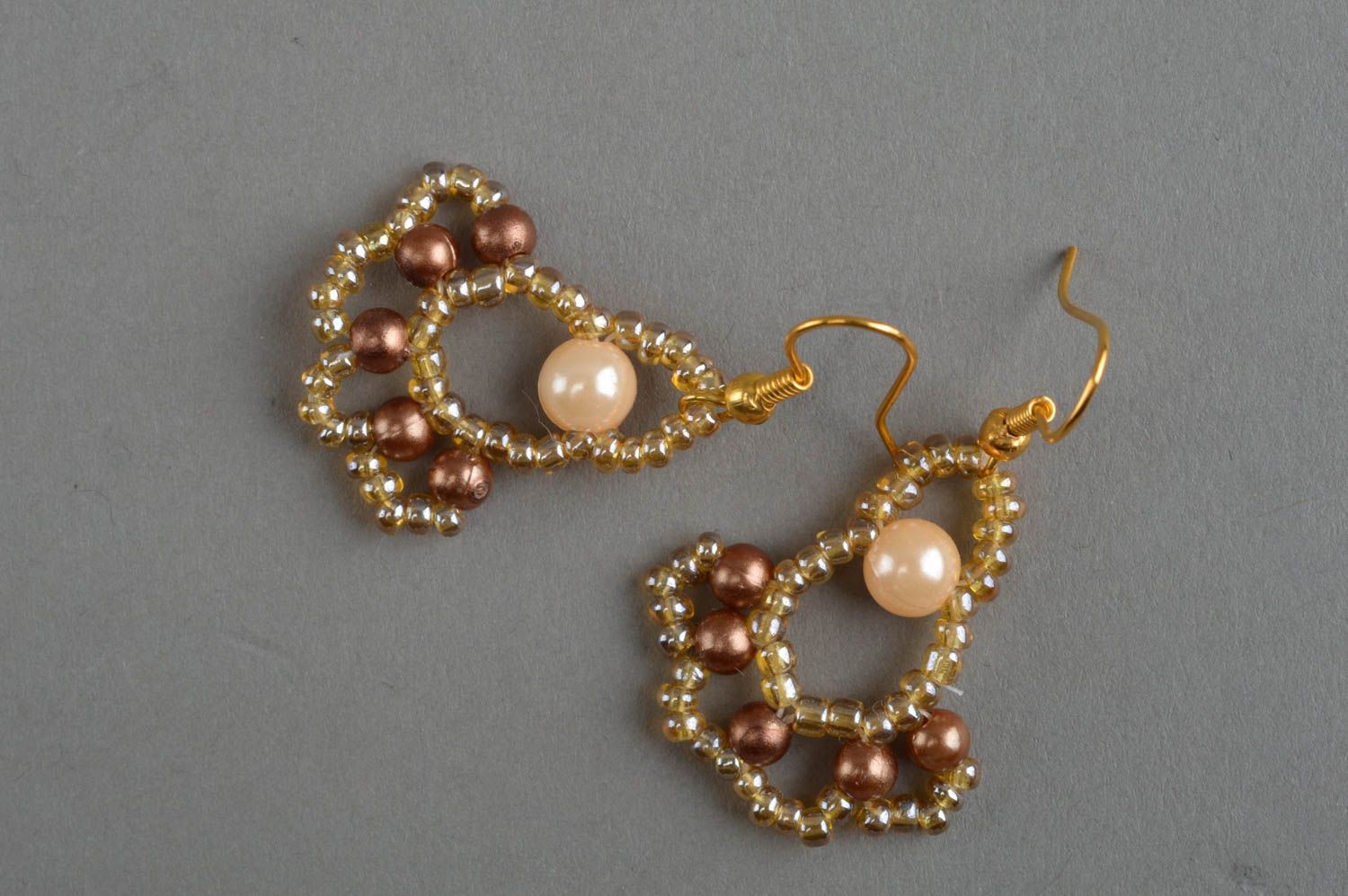 Boucles d'oreilles en perles de rocaille faites main élégantes couleur d'or photo 2