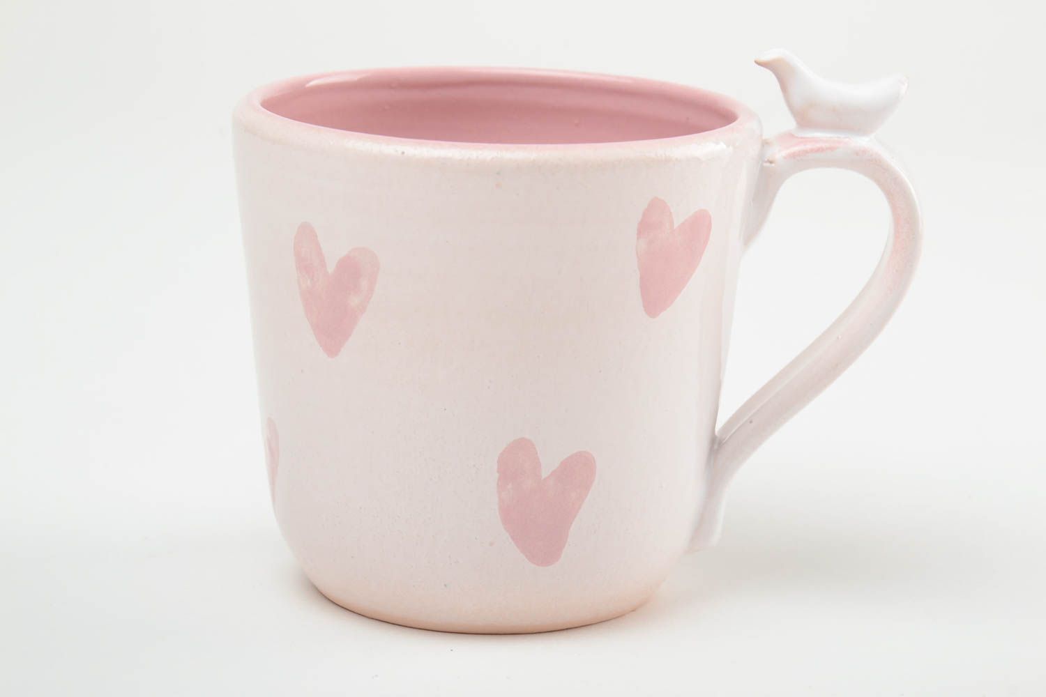Глиняная чашка ручной работы с птичкой на ручке розовая в сердечки 300 мл фото 3