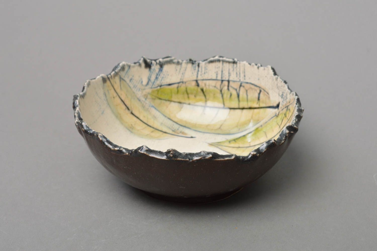 Bol à bords déchirés en porcelaine fait main pour salades style d'automne photo 1