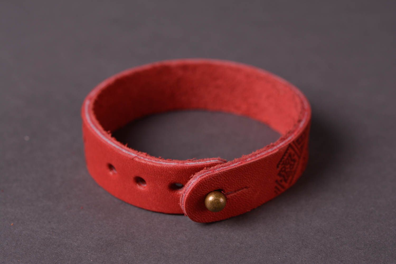 Кожаный браслет ручной работы украшение из кожи красный браслет на руку фото 4