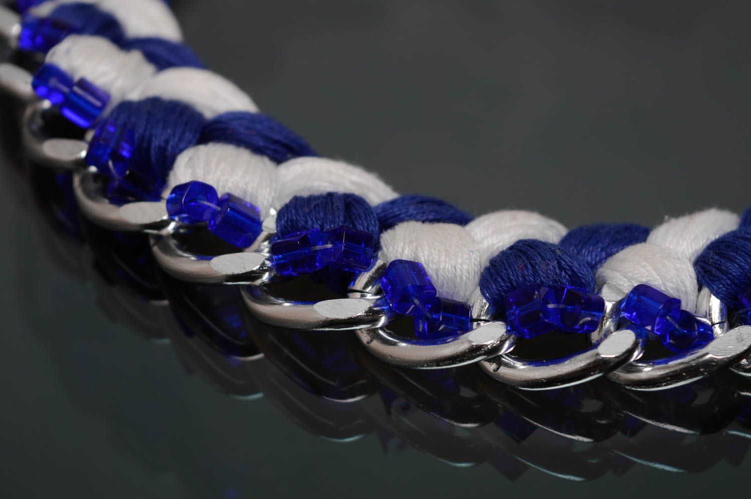 Плетеное ожерелье из ниток мулине фото 4