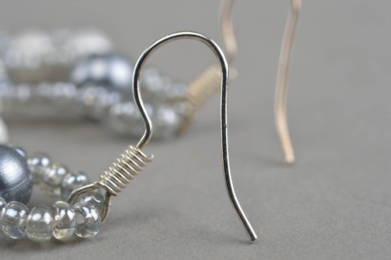 Stilvolle lange Ohrringe aus Glasperlen grau weiß künstlerische Handarbeit foto 4