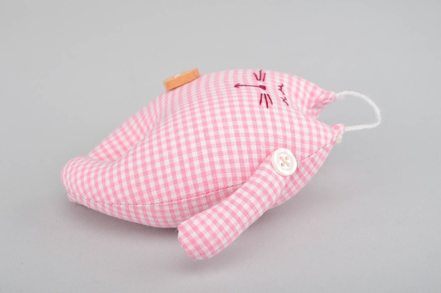 Chat en tissu avec cordon fait main original jouet rose à carreaux pour enfant photo 4