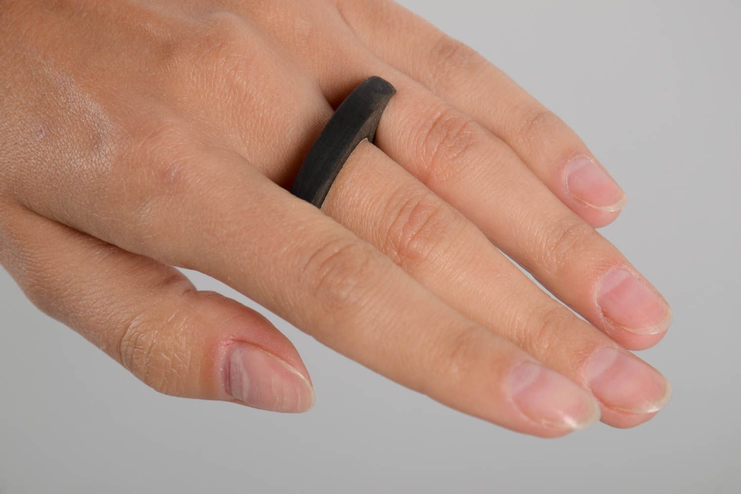 Необычное кольцо ручной работы массивная бижутерия женское кольцо из бетона фото 2
