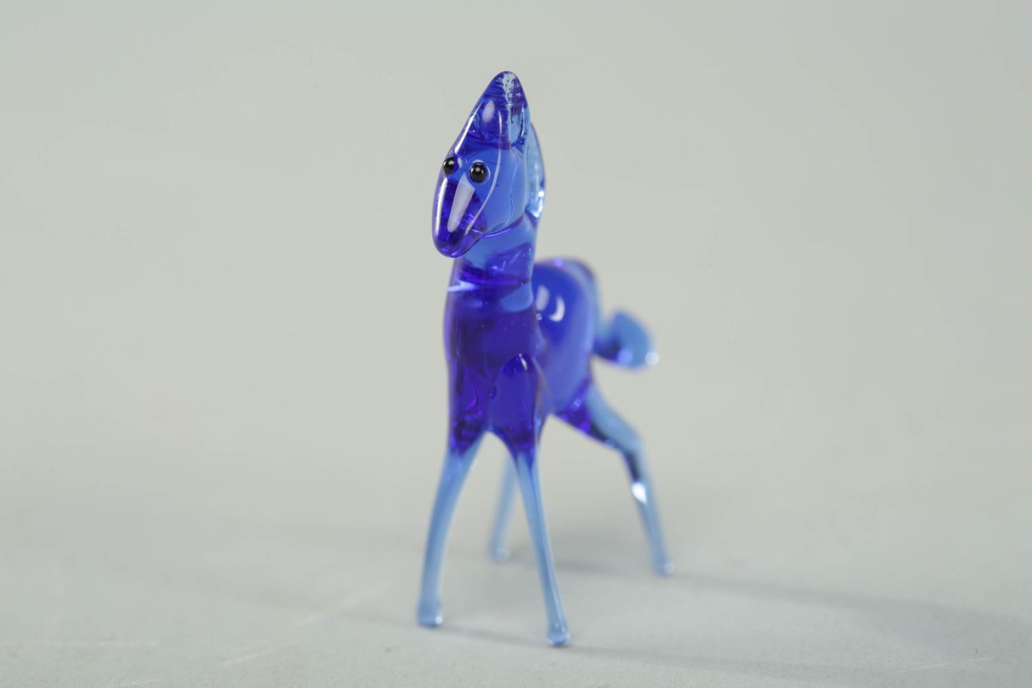 Маленькая фигурка из стекла ручной работы в технике лэмпворк Синий конь фото 2