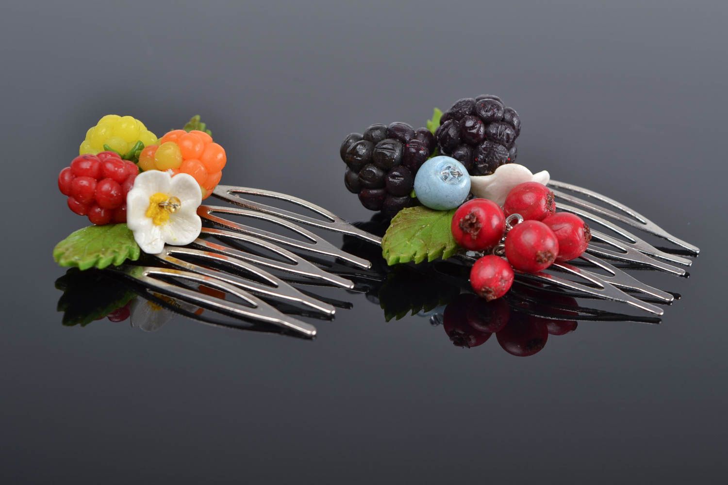 Гребни для волос с ягодами из полимерной глины набор 2 штуки ручной работы фото 1