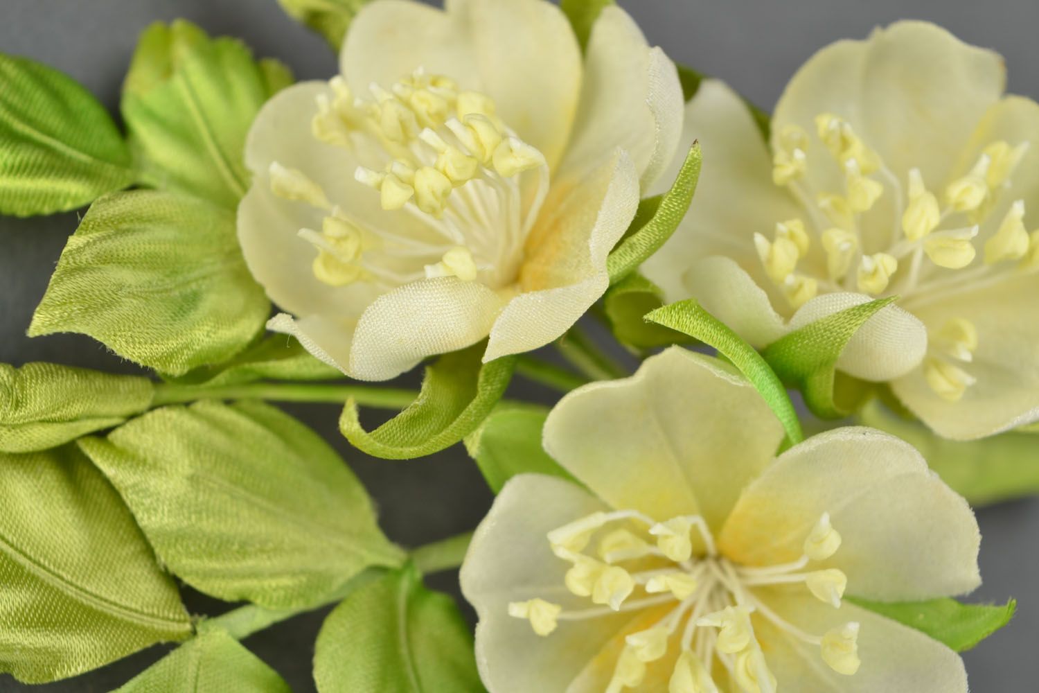 Broche en tissu en forme de fleurs d'églantine photo 3