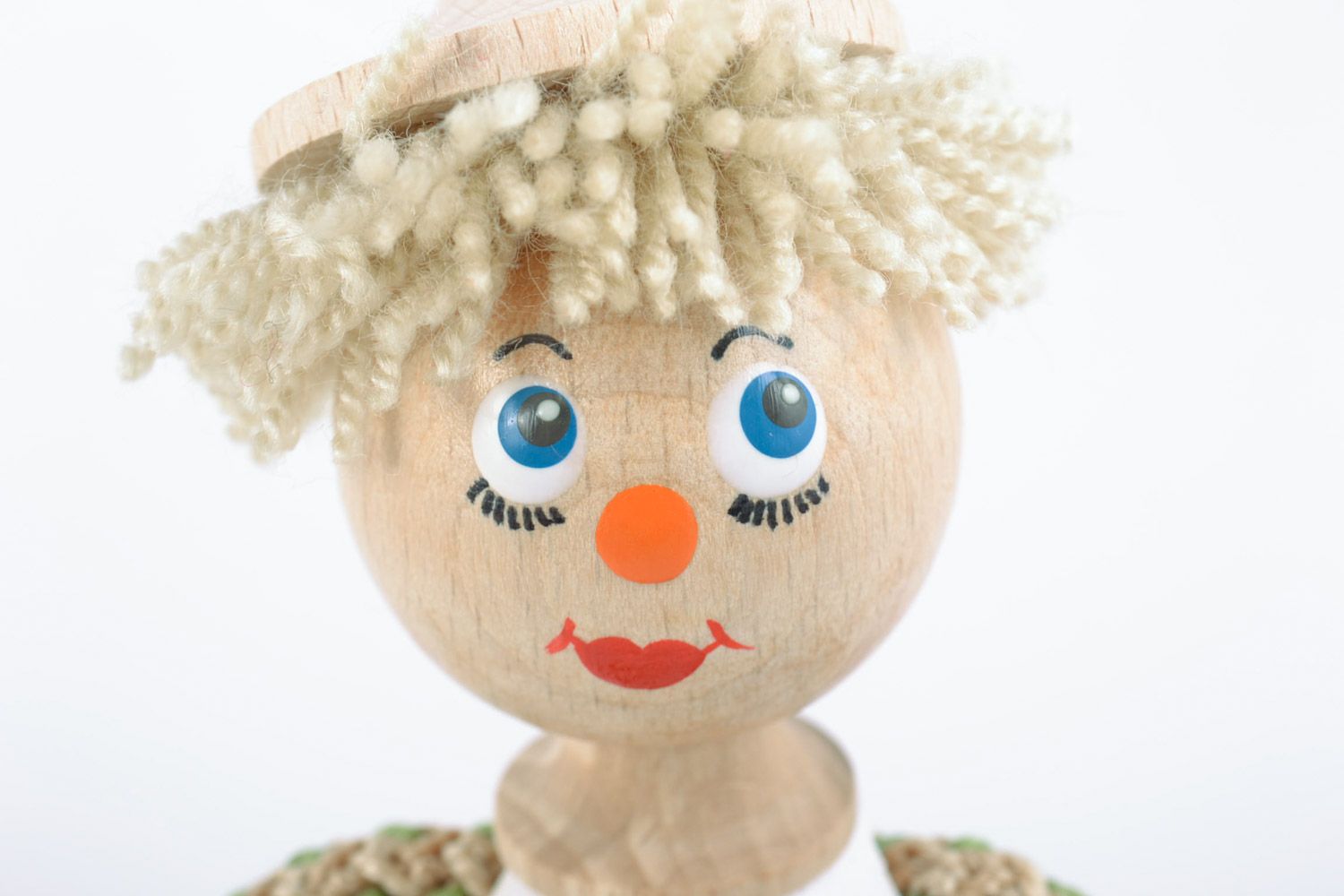 Деревянная эко игрушка с росписью мальчик яркий маленький забавный ручной работы фото 3