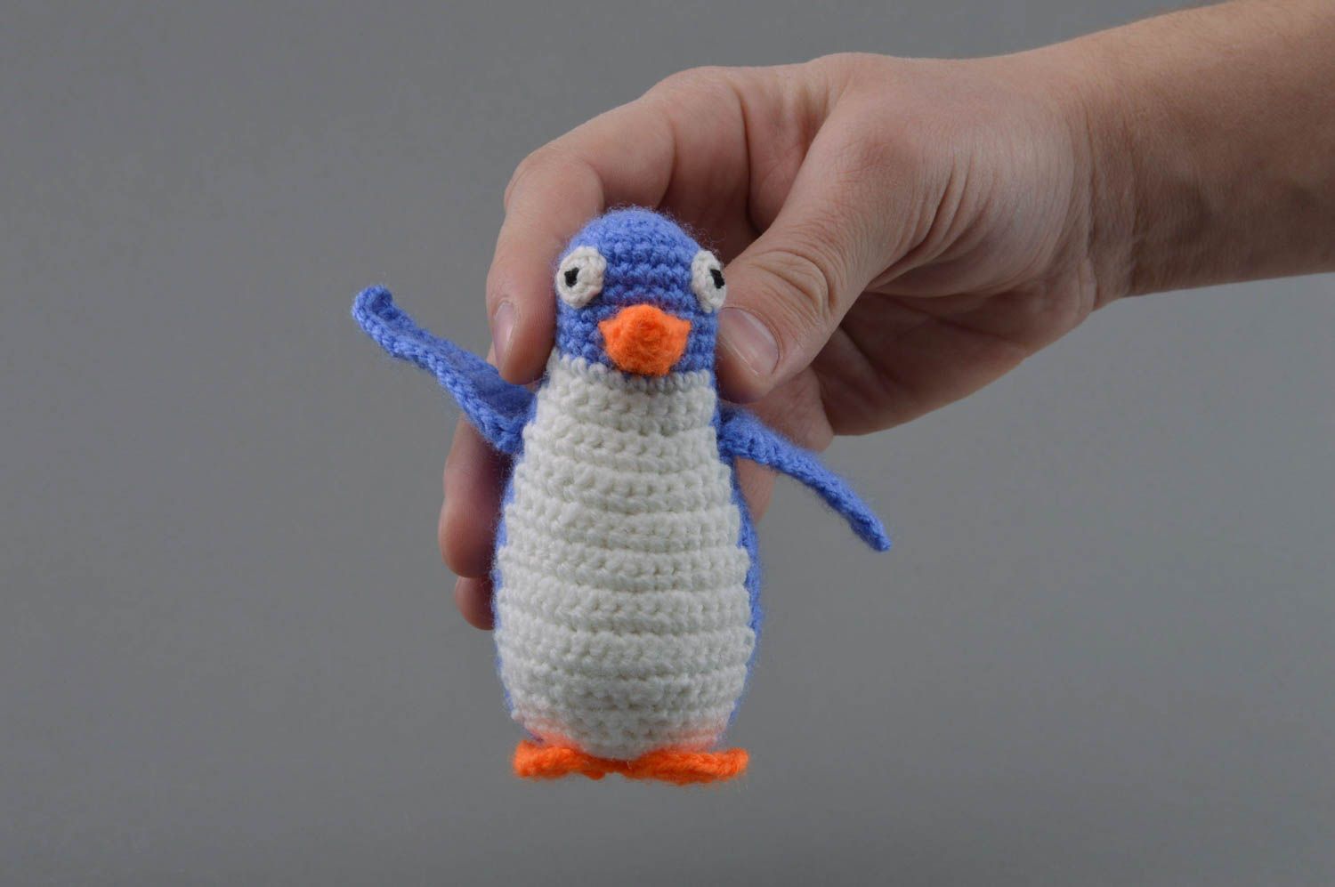 Petit jouet tricoté pingouin mauve en laine et acrylique fait main drôle photo 4