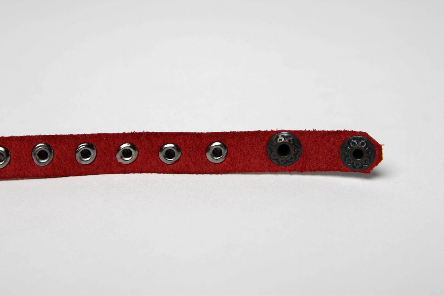 Bracelet cuir fait main Bracelet design rouge rivets Accessoire en cuir photo 5