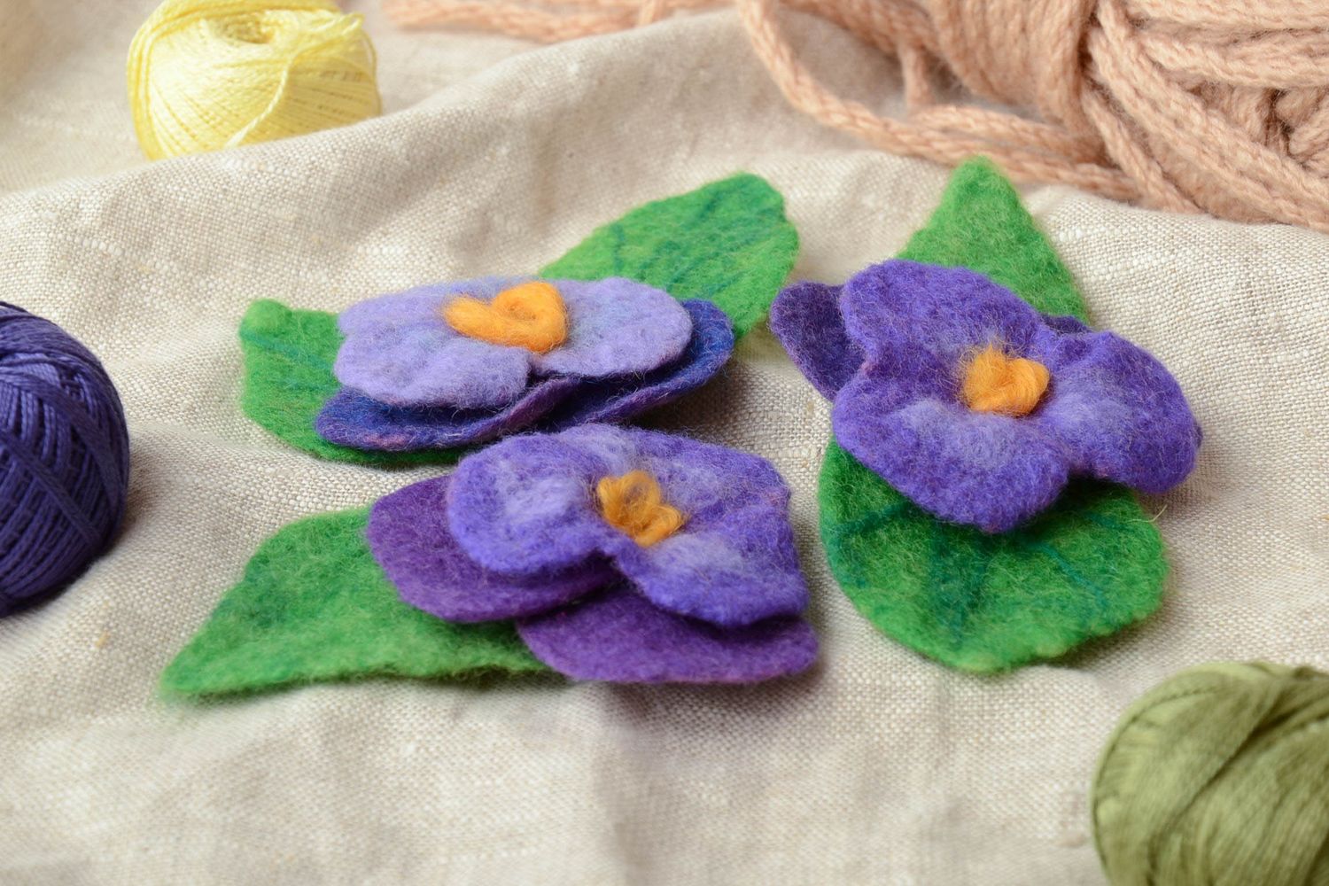 Set of wool brooches in the shape of violets  photo 1