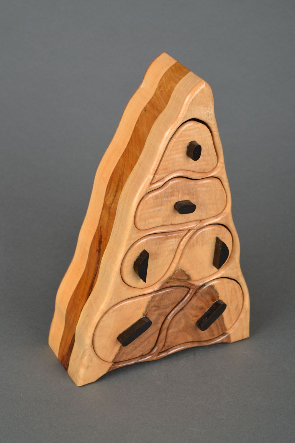 Caja de madera hecha a mano con forma de pirámide foto 1