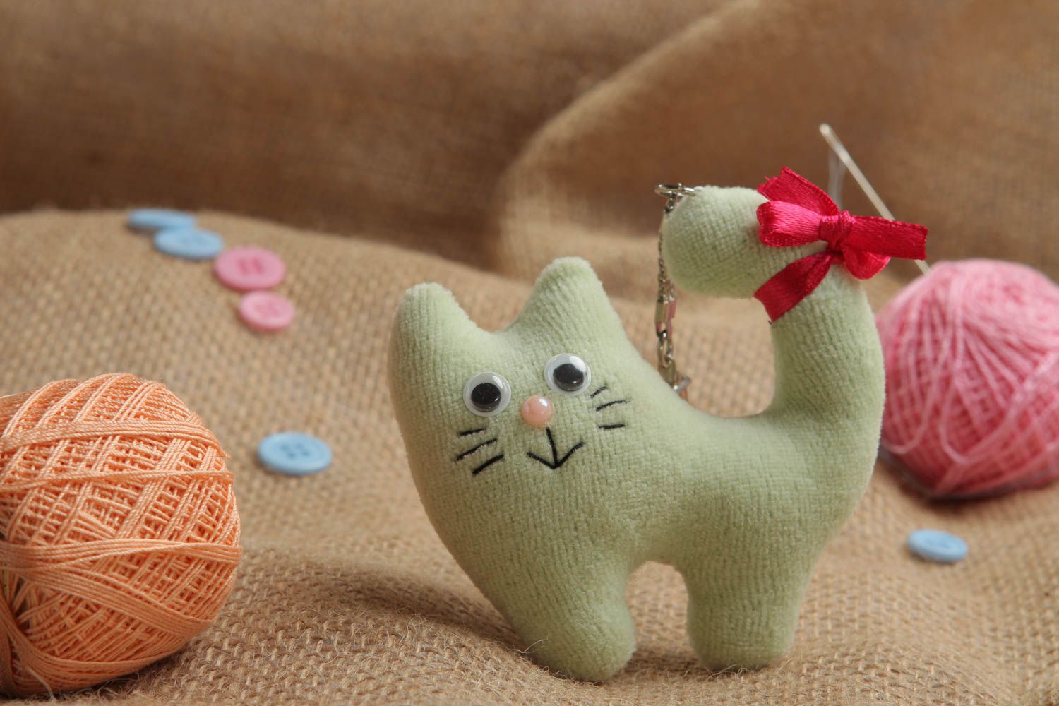 Игрушка ручной работы игрушка кот салатовый с бантиком подарок на новоселье фото 1