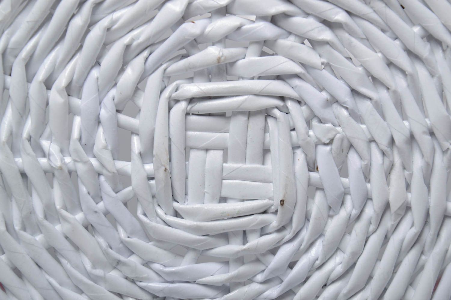 Weißer dekorativer Korb aus Papierrollen mit Henkel für Kleinigkeiten handmade foto 4