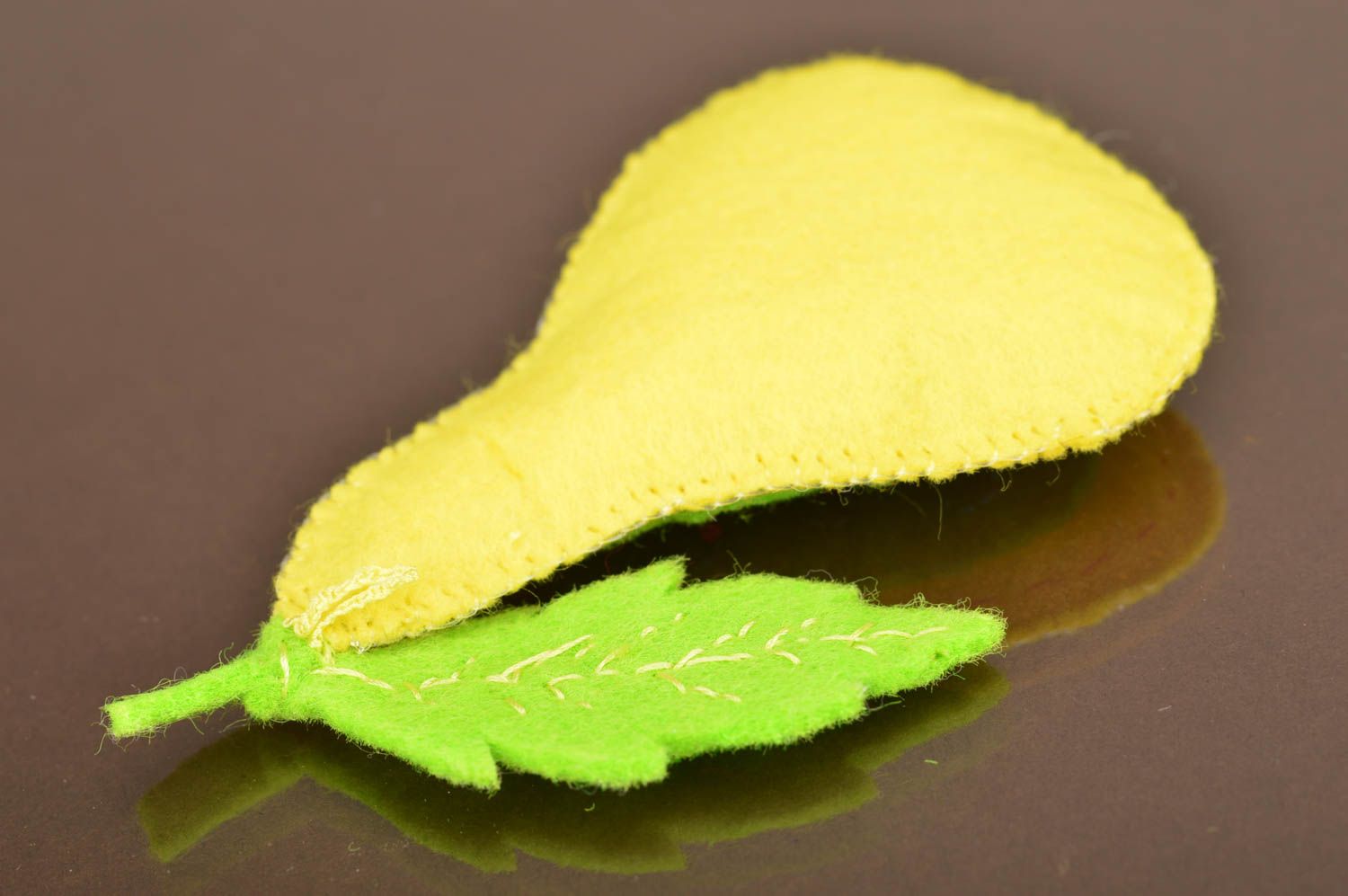 Grün gelbes handmade Nadelkissen aus Filz in Form der Birne für Handarbeit foto 5