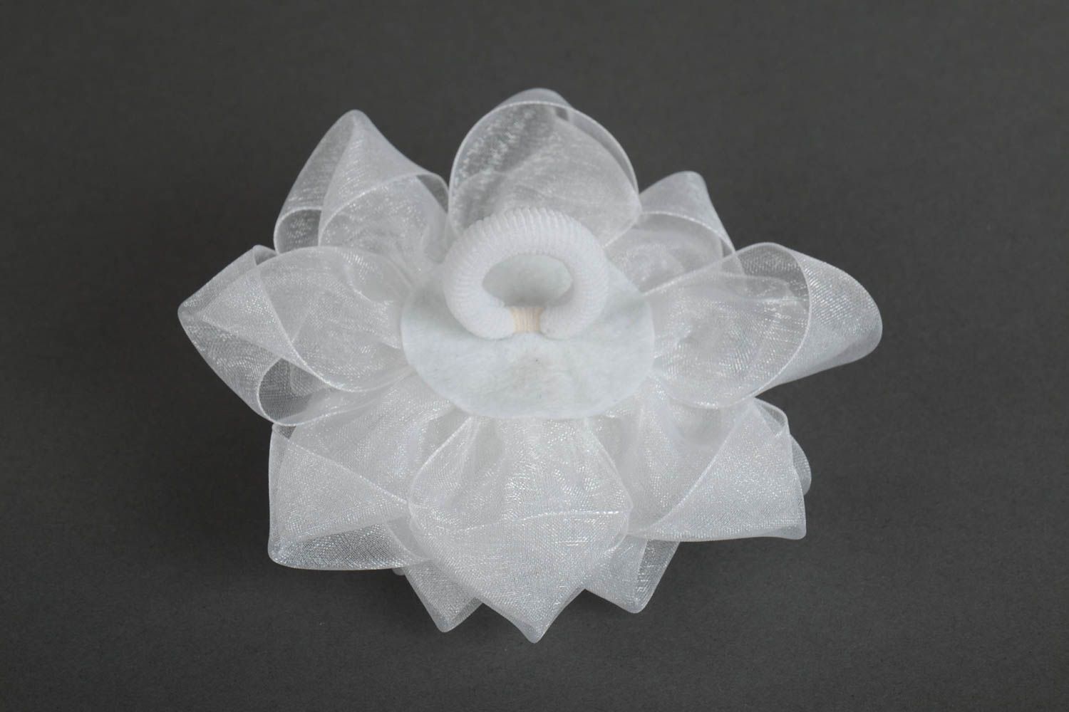 Coletero para el cabello con flor de cintas kanzashi artesanal blanca foto 2